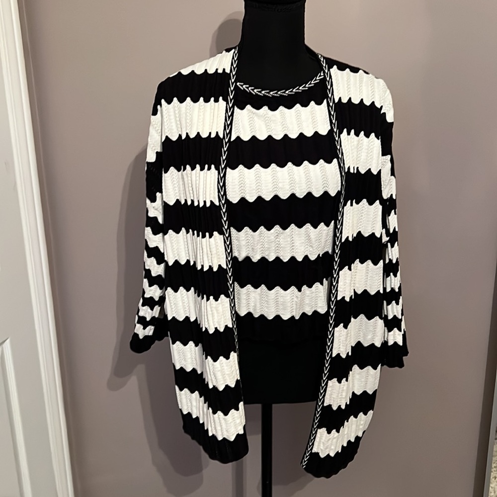 Sweater set with crop top and cardigan. Black and cream